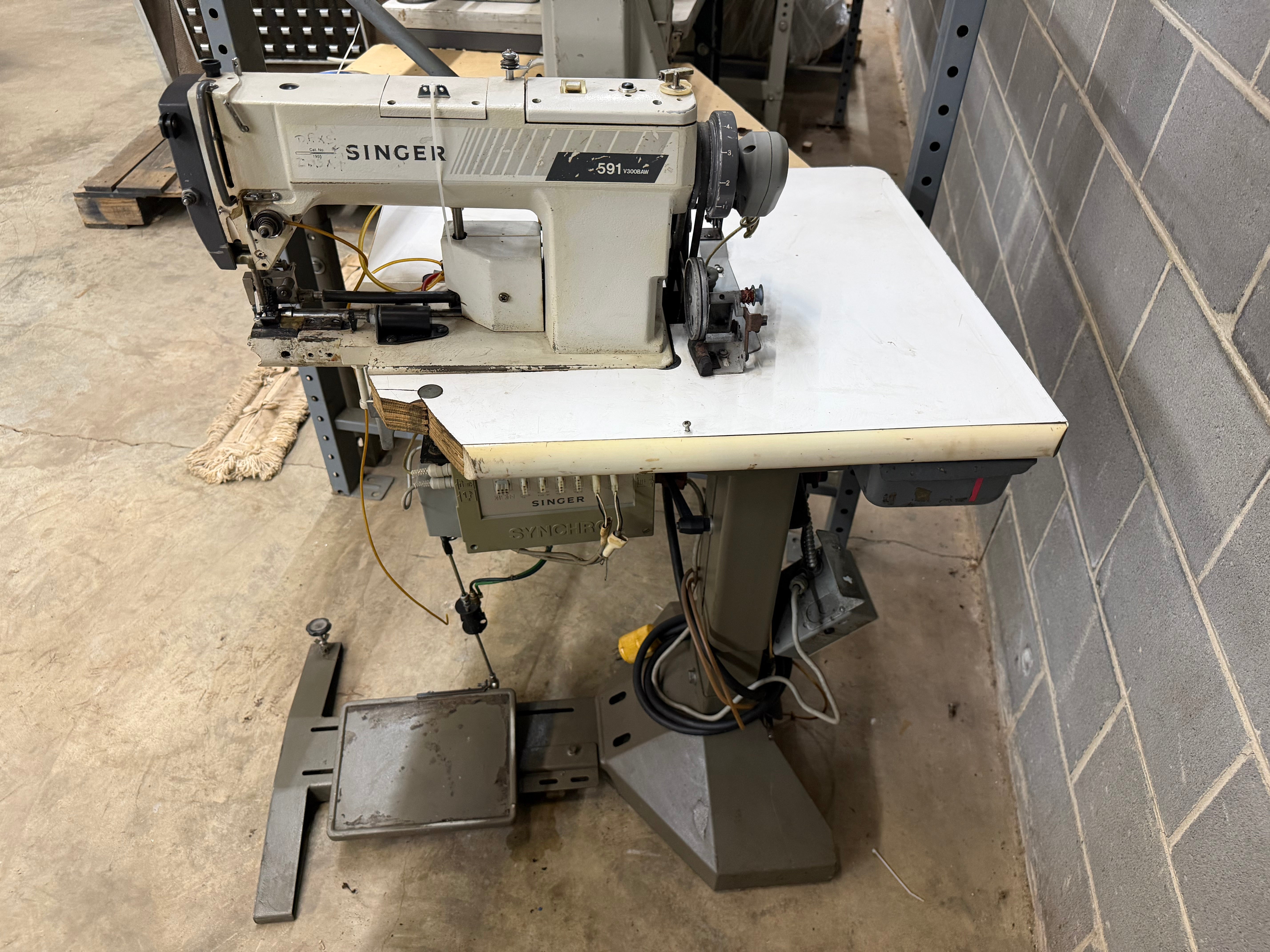 Used Singer 591V300BAW